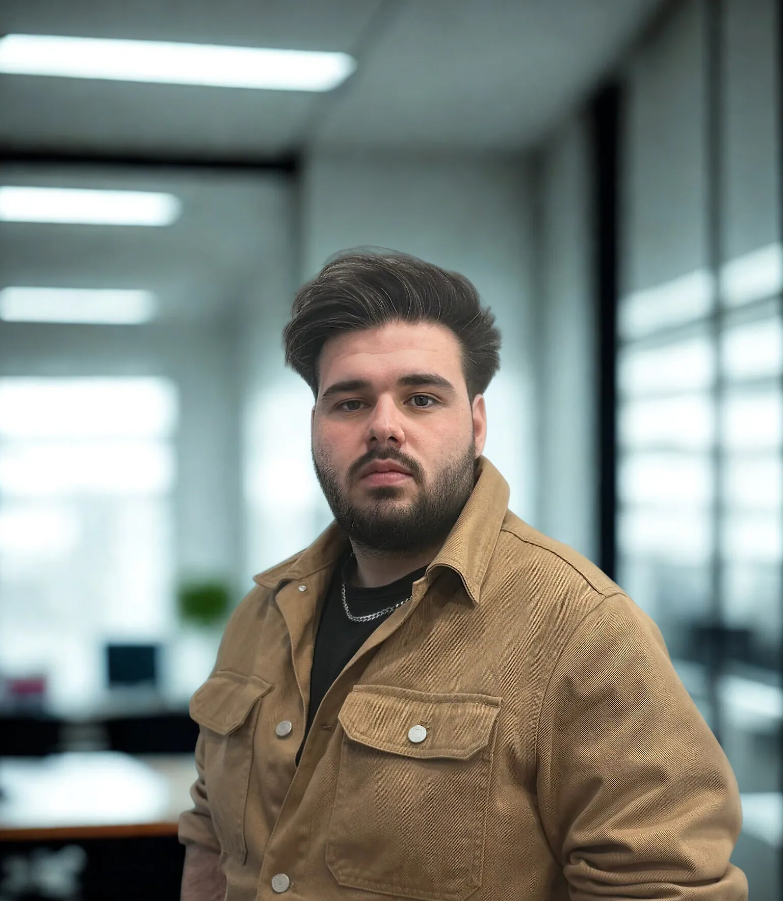 Porträt von Samed Sentürk in einer hellbraunen Jacke
